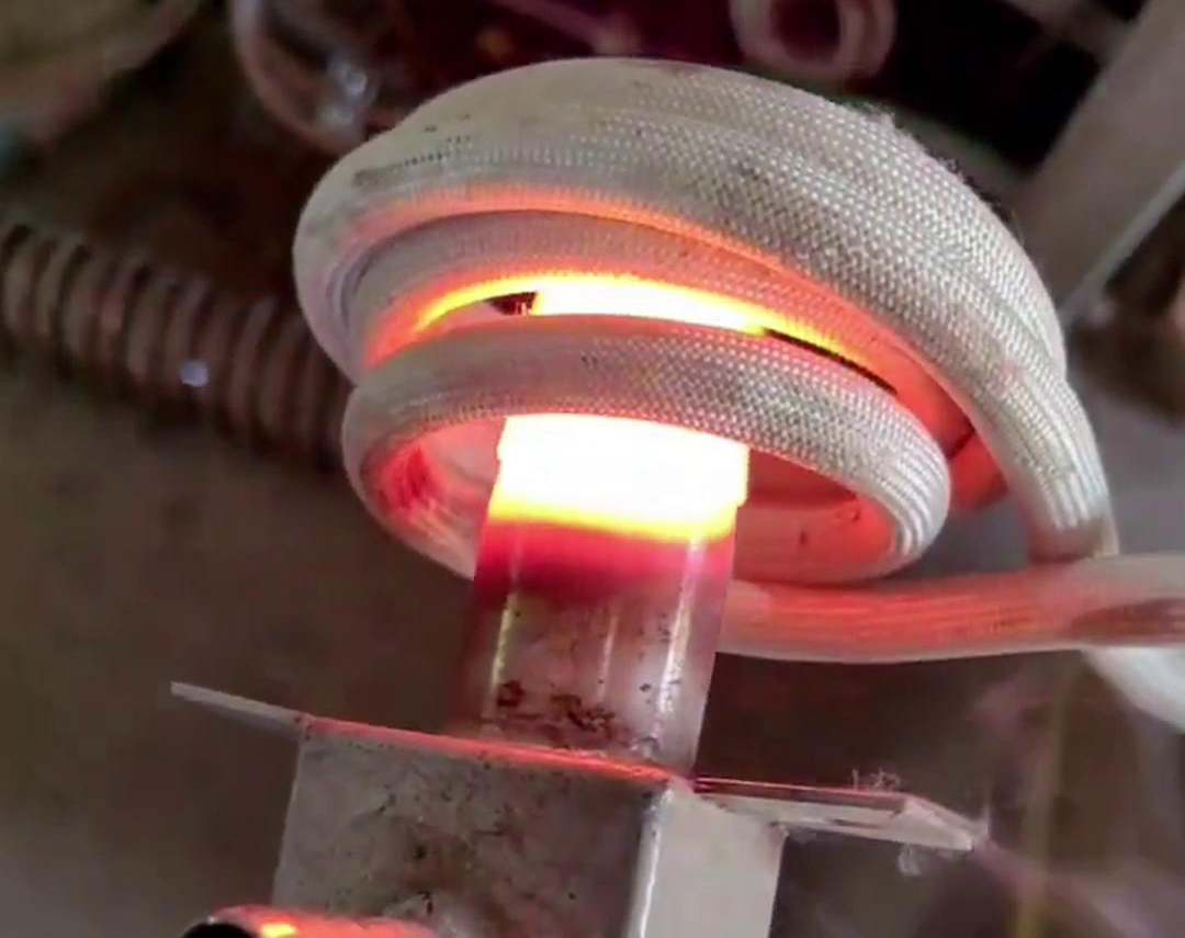 手持式高頻機加熱不鏽鋼管是一種高效、精確的加熱方法