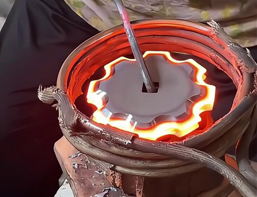 梅花刀片配合輸送帶實現自動化高頻淬火，是一種高效的自動化熱處理解決方案