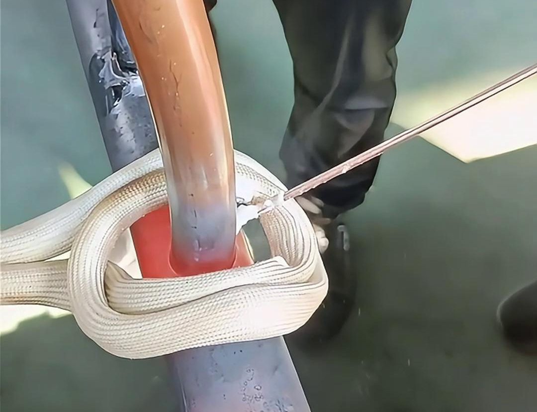 使用高頻焊機進行銅管焊接，可以大大提高工作效率