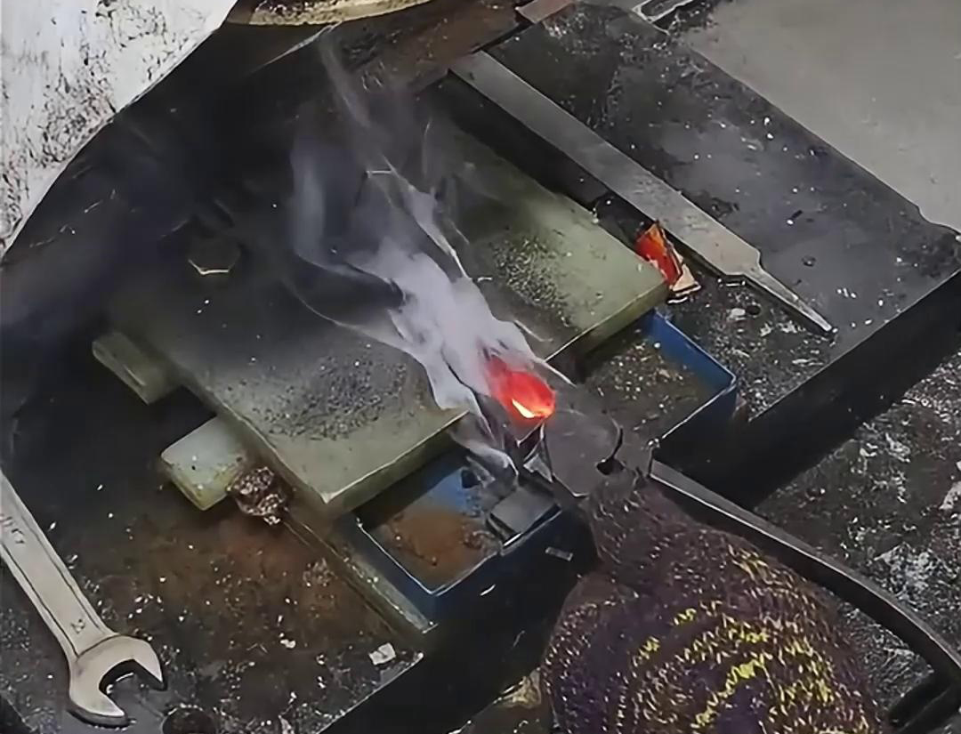 老虎鉗口淬火就是使用高頻淬火機快速加熱，並在短時間內將其冷卻