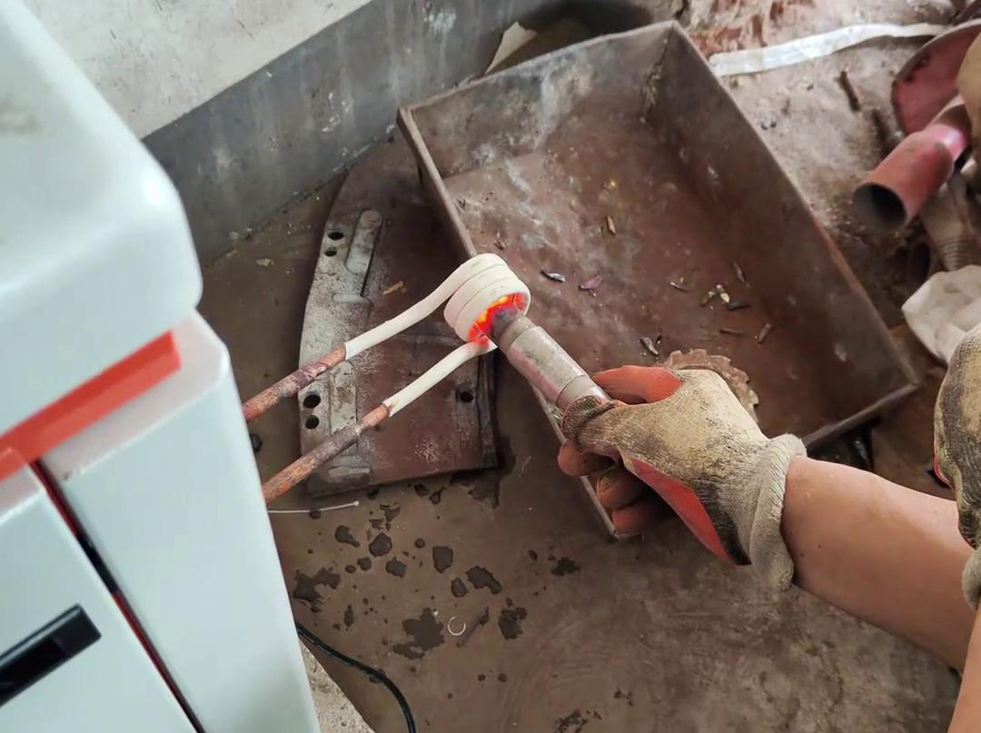 這是高頻加熱機，專門用來鎢鋼合金熱拆解的